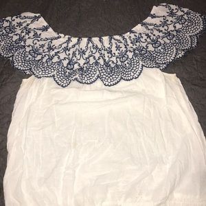 Blouse off the shoulder